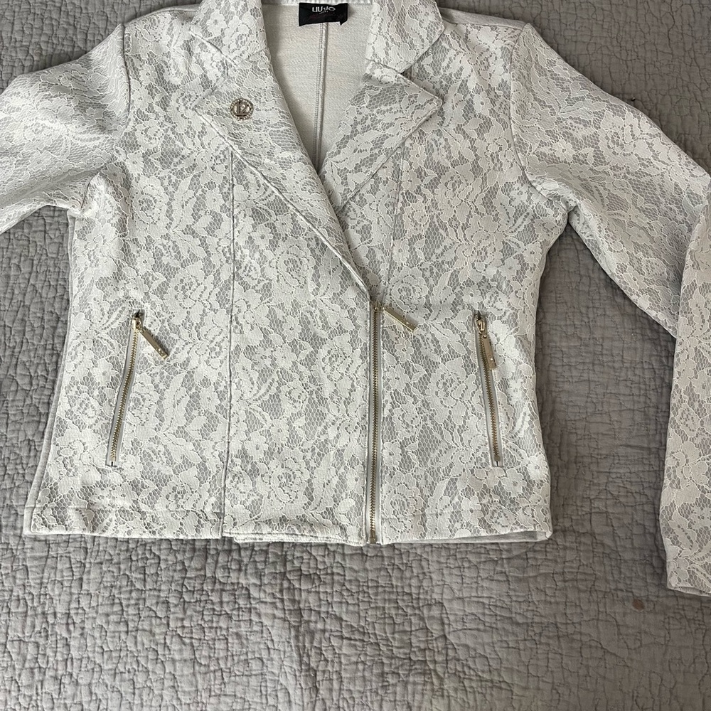 Very nice blazer.  Very comfortable but looks dressy